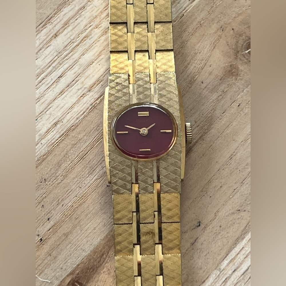 Seiko Rare Vintage Mechanical Winding Ladies Watch Gold Tone Bracelet Red Dial - Picture 3 of 15